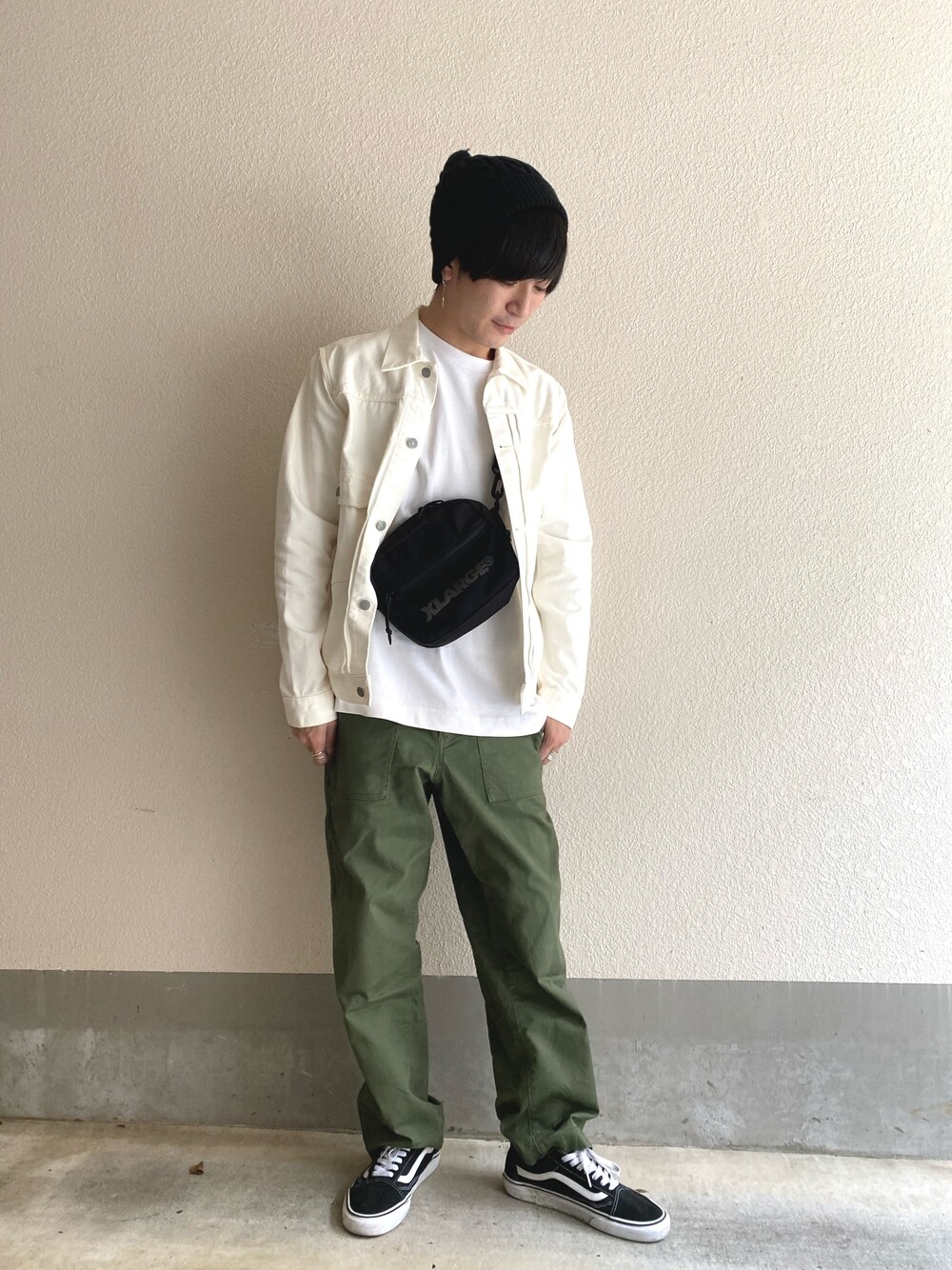 ホワイト系のTシャツ/カットソー、ホワイト系のデニムジャケット、ブラック系のショルダーバッグを着用したメンズの秋コーディネートの1枚目の写真