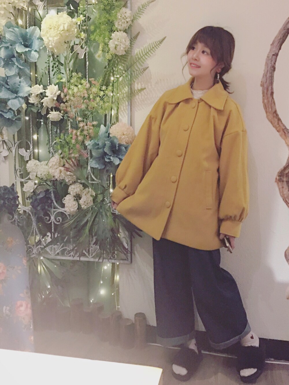 イエロー系のジャケット/アウター、ブルー系のその他パンツ、ベージュ系のTシャツ/カットソーを着用したレディースの春コーディネートの1枚目の写真