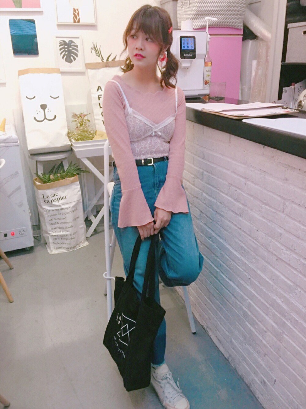 「シンプルコーデ、ブラック、spring、韓国ファッション、春コーデ、ピンク、コンバース、カジュアル」｜「Handmadeのアイテム（イヤリング、レッド系）」を使った、YokiChenさん（レディース・158cm）の春コーディネートの1枚目の写真
