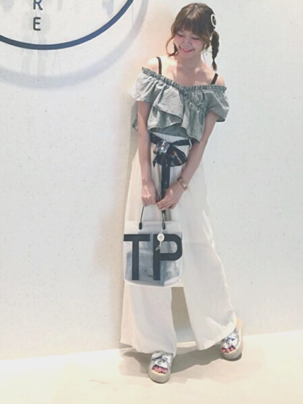 「シンプルコーデ、夏、休日スタイル、大人コーデ、パンツスタイル、プチプラ、outfit、オトナガーリー、サンダル、ワイトパンツ」｜「Kastaneのギンガムカシュフリルブラウス（シャツ/ブラウス、ブラック系）」を使った、YokiChenさん（レディース・158cm）の夏コーディネートの1枚目の写真