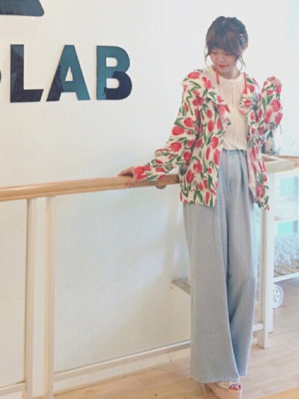 「シンプルコーデ、秋コーデ、カジュアルコーデ、きれいめカジュアル、ootd、花柄、プチプラ、大人カジュアル、オトナカジュアル、fashion」｜「merry jennyのおはなブルゾン（テーラードジャケット、レッド系）」を使った、YokiChenさん（レディース・158cm）の秋コーディネートの1枚目の写真