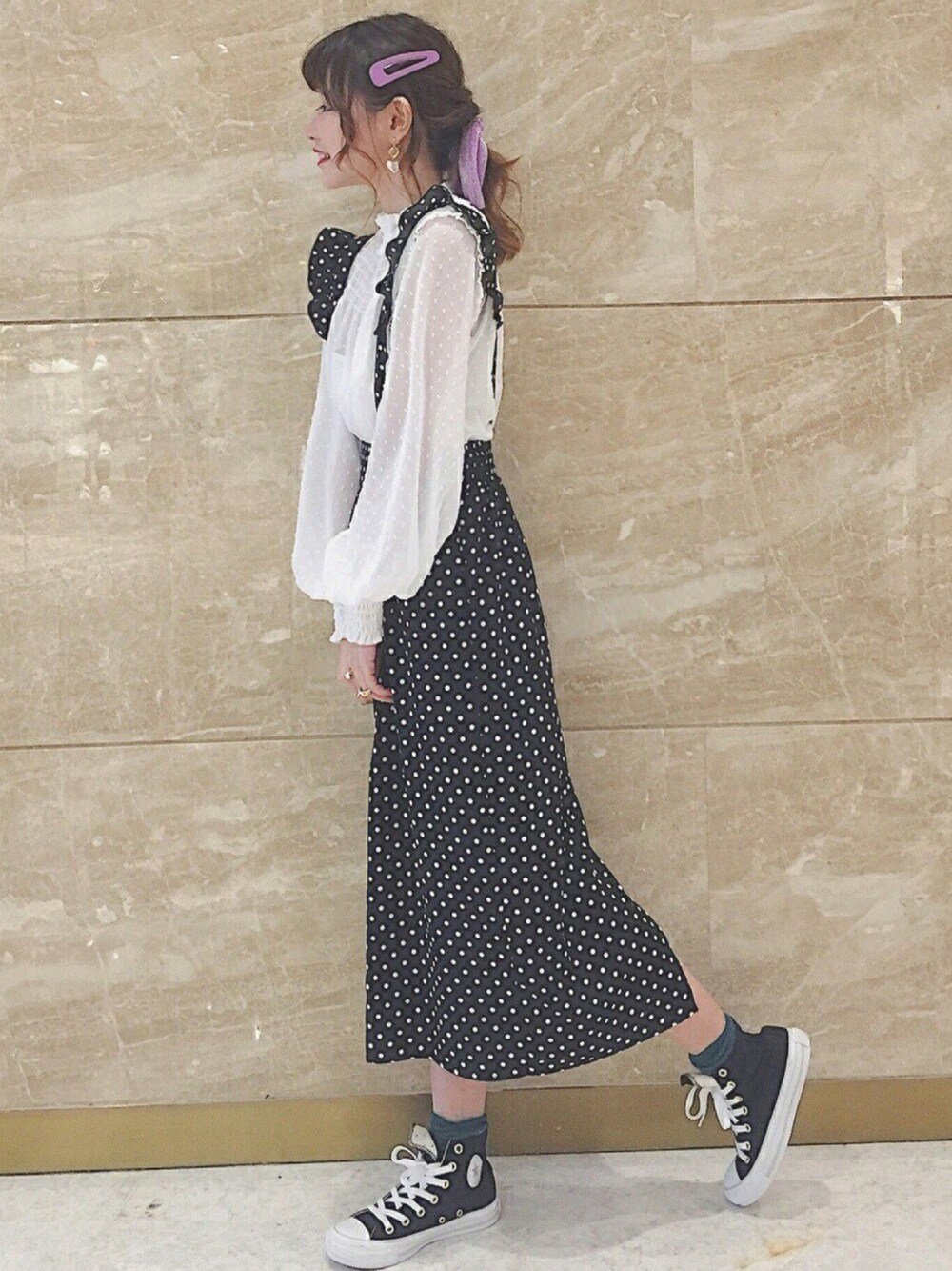 「休日コーデ、大人カジュアル、春コーデ、おしゃれさんと繋がりたい、ootd、converse、fashion、ブラック、ドット、シンプル」｜「w closetのドット柄サスペンダー付きスカート（スカート、ブラック系）」を使った、YokiChenさん（レディース・158cm）の春コーディネートの1枚目の写真