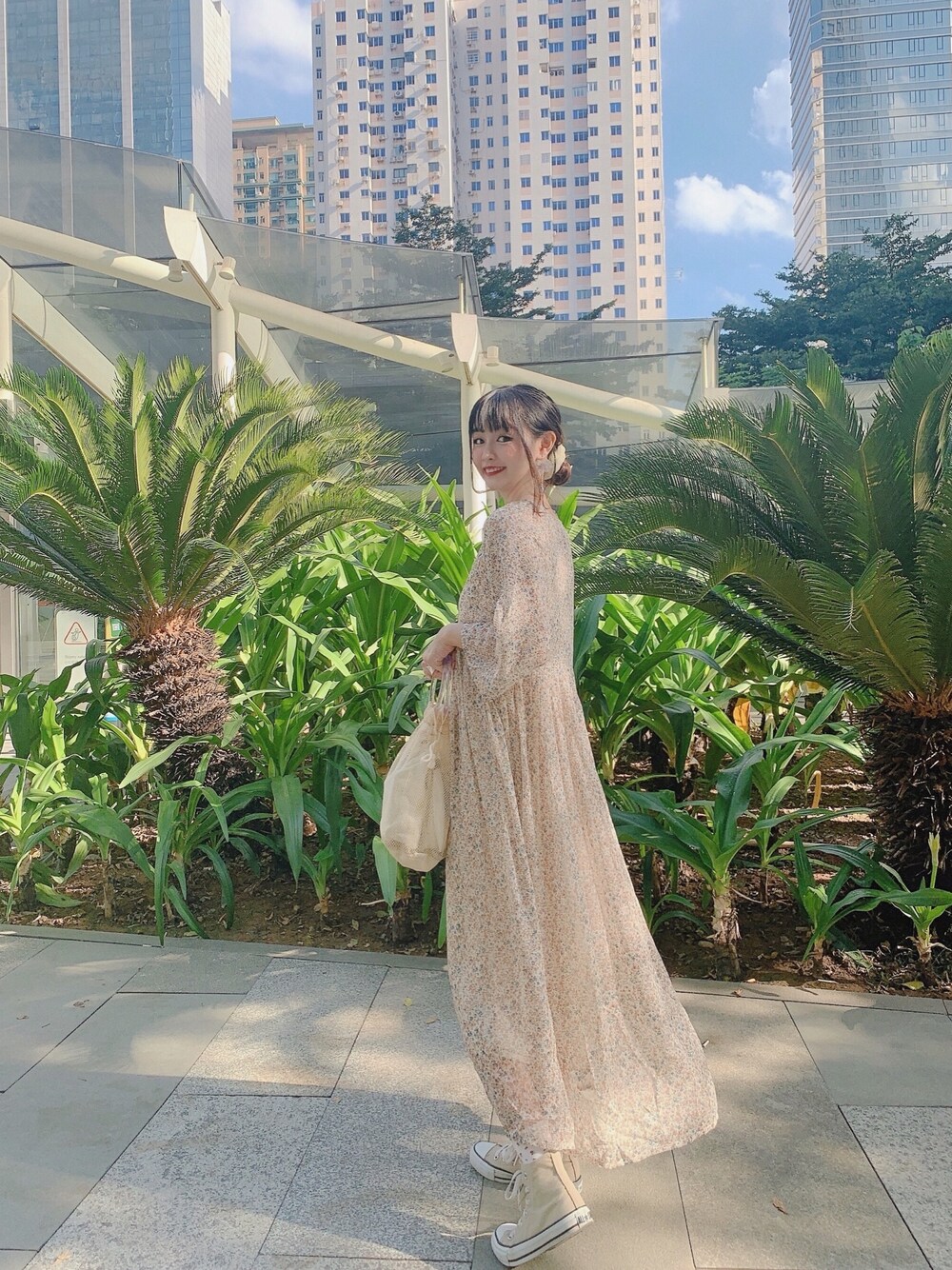 「ベージュ、夏、プチプラ、シンプル、お洒落さんとつながりたい、大人カジュアル、オトナ女子、花柄ワンピース、GU」｜「Crispのシアーフラワーワンピース（ワンピース、ベージュ系）」を使った、YokiChenさん（レディース・158cm）の夏コーディネートの1枚目の写真