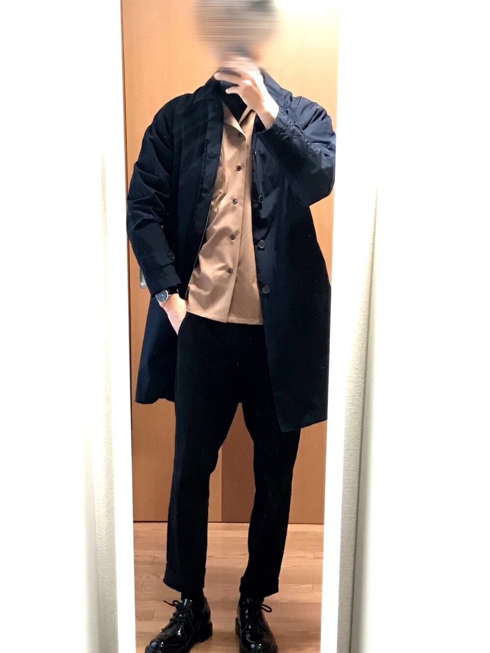 ブルー系のステンカラーコート、ベージュ系のシャツ/ブラウス、ブラック系のチノパンツを着用したメンズの冬コーディネートの1枚目の写真
