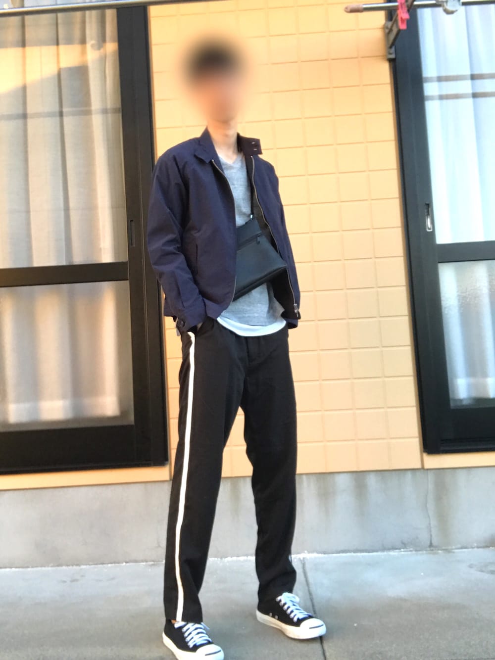 ブルー系のブルゾン、グレー系のTシャツ/カットソー、ブラック系のその他パンツを着用したメンズの春コーディネートの1枚目の写真