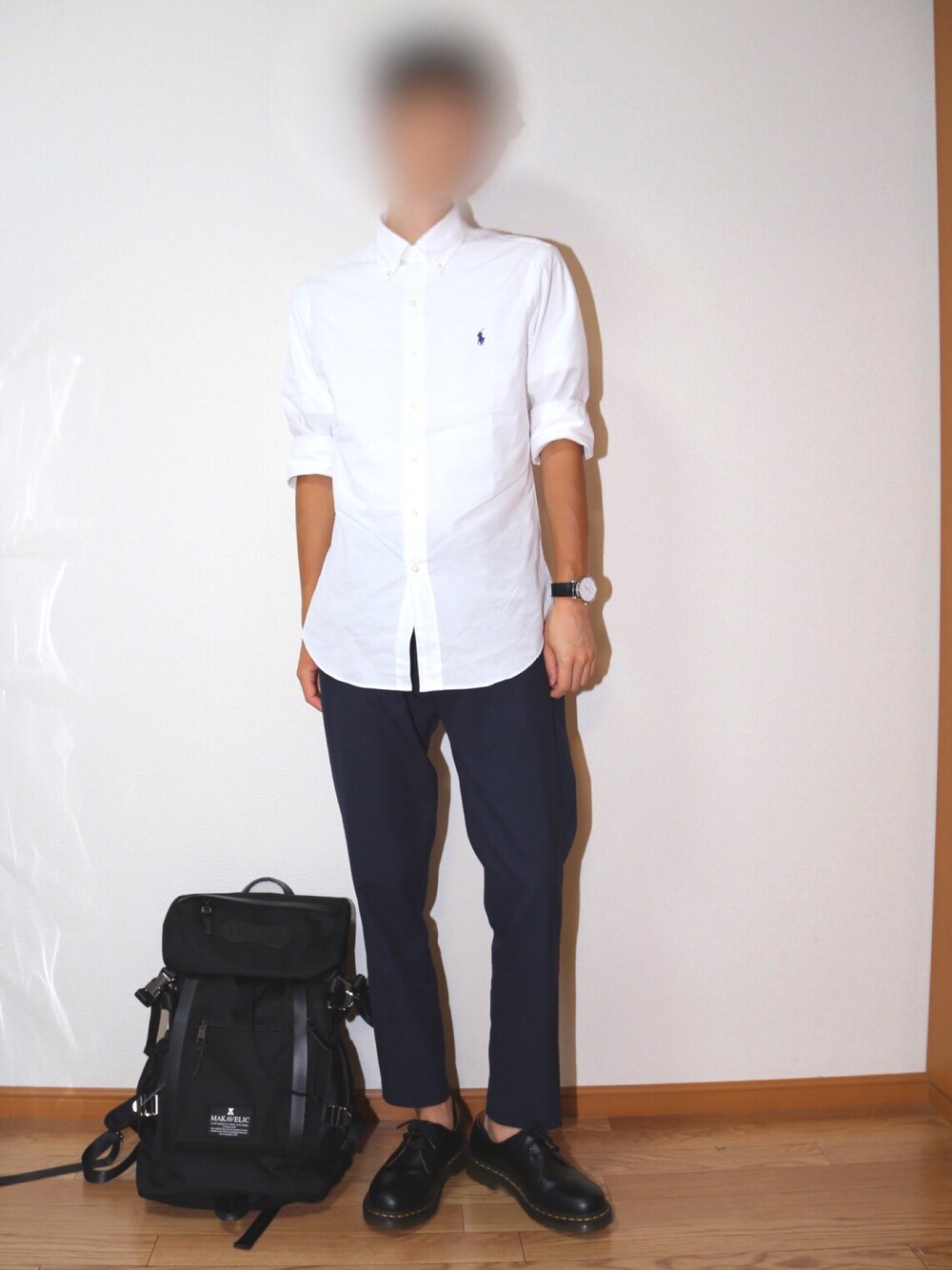 ブラック系のバックパック/リュック、ブラック系のその他パンツ、ブラック系のドレスシューズを着用したメンズの夏コーディネートの1枚目の写真