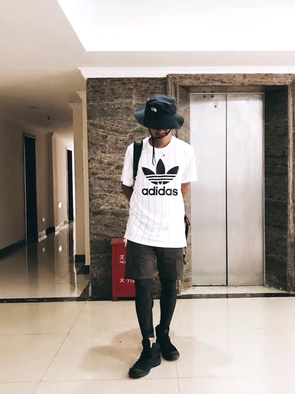 「オーバーサイズ、adidas originals」｜「THE NORTH FACEのアイテム（帽子、ブラック系）」を使った、ramosさん（メンズ・171cm）の秋コーディネートの1枚目の写真