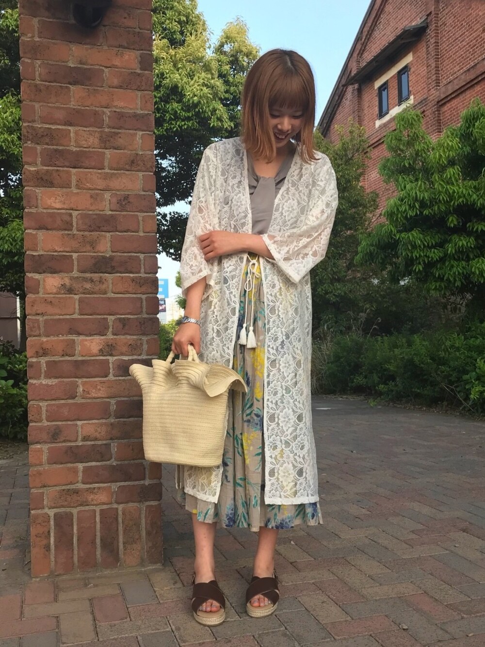 グレー系のTシャツ/カットソー、ベージュ系のスカート、ベージュ系のトートバッグを着用したレディースの春コーディネートの1枚目の写真