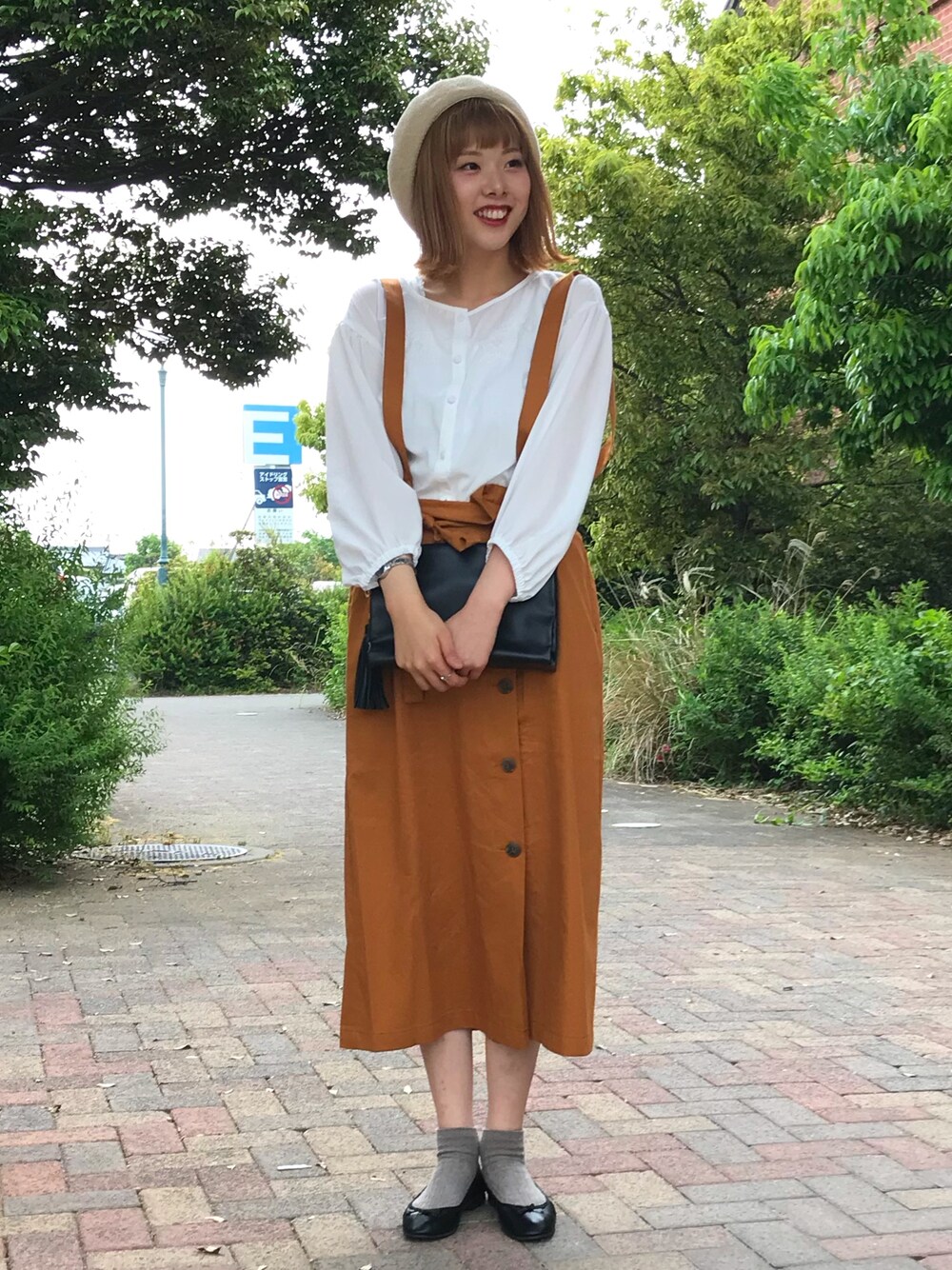 オレンジ系のスカート、ホワイト系のシャツ/ブラウス、ブラック系のショルダーバッグを着用したレディースの春コーディネートの1枚目の写真