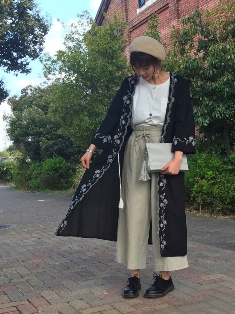 「Samansa Mos2 blue、サマンサモスモスブルー、オトナカジュアル、刺繍、ガウン、ブラック、Tシャツ、パンツスタイル、ベレー帽、fashion」｜「Samansa Mos2 blueのサーモベレー（ハンチング/ベレー帽、ベージュ系）」を使った、natsukiさん（レディース・164cm）の春コーディネートの1枚目の写真