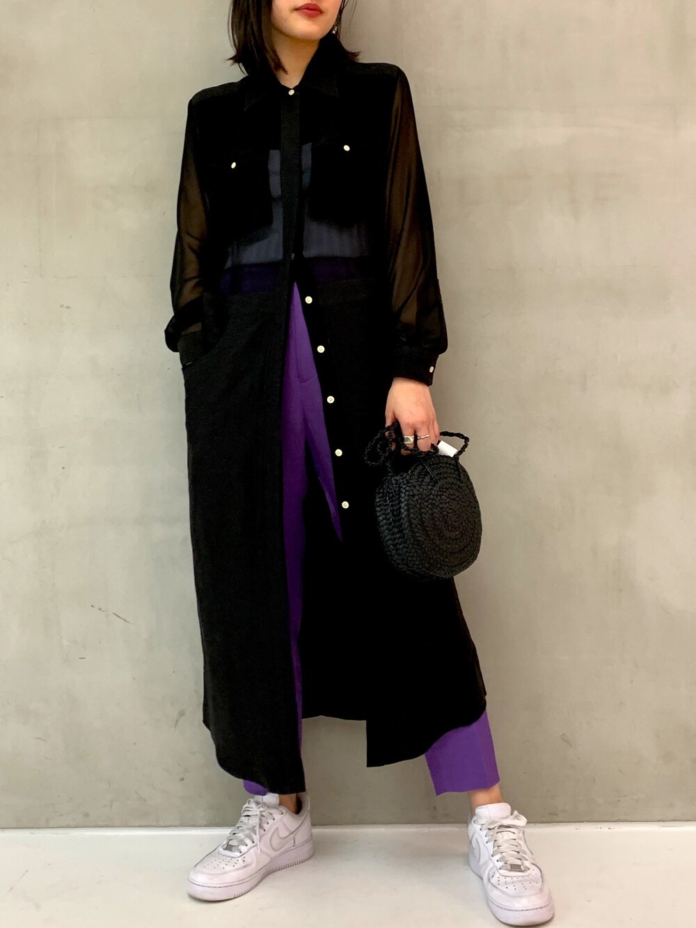 「soeのアイテム（シャツワンピース、ブラック系）」を使った、ASOさん（レディース・169cm）の春コーディネートの1枚目の写真
