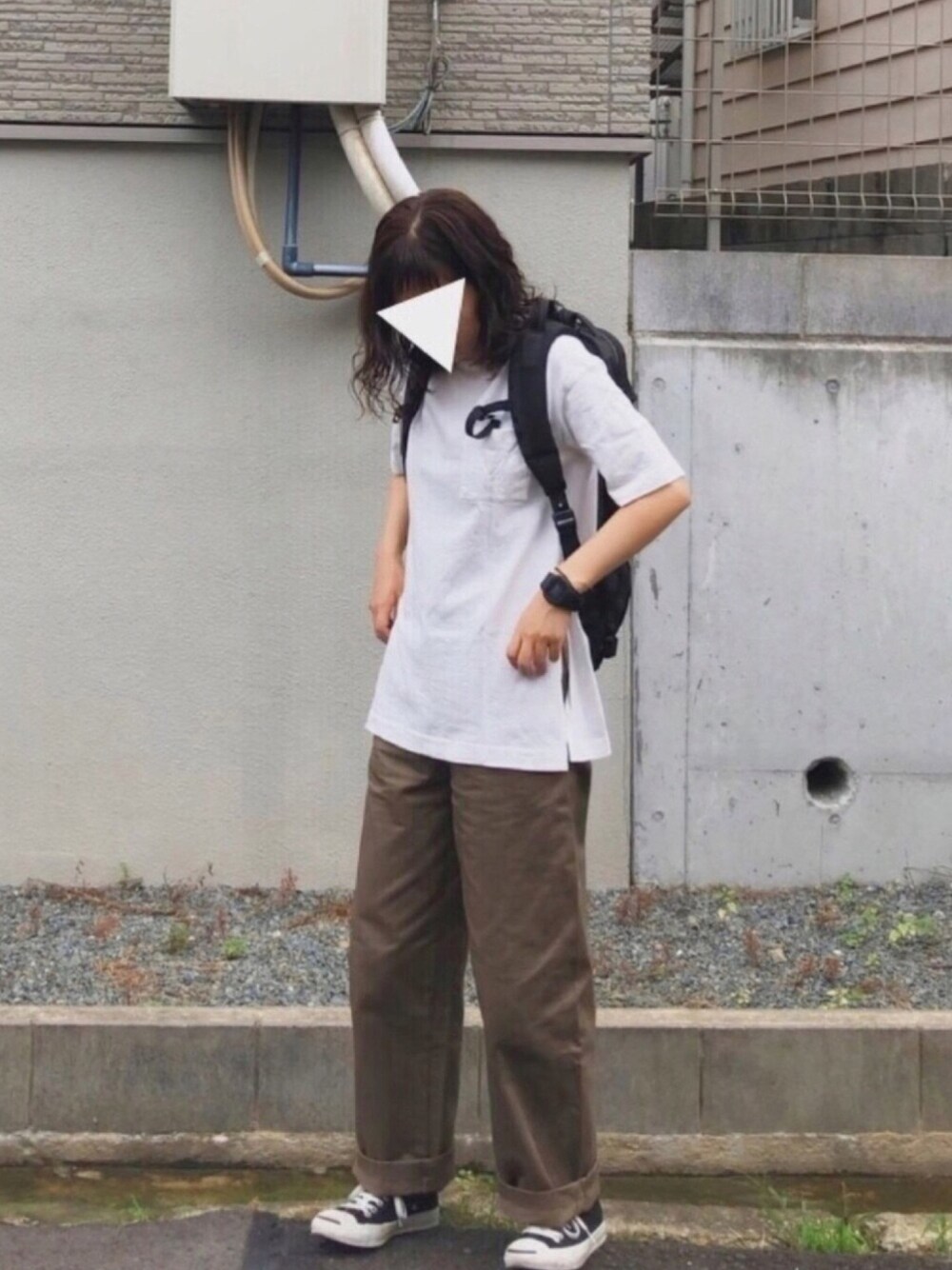 「シンプルコーデ、プチプラコーデ、バックパック、アークテリクス、ロングTシャツ、GU、ワイドパンツ、ユニクロ、黒スニーカー、いいね、save、フォローお願いします🤑」｜「GUのアイテム（Tシャツ/カットソー、ホワイト系）」を使った、だださん（レディース・164cm）の秋コーディネートの1枚目の写真