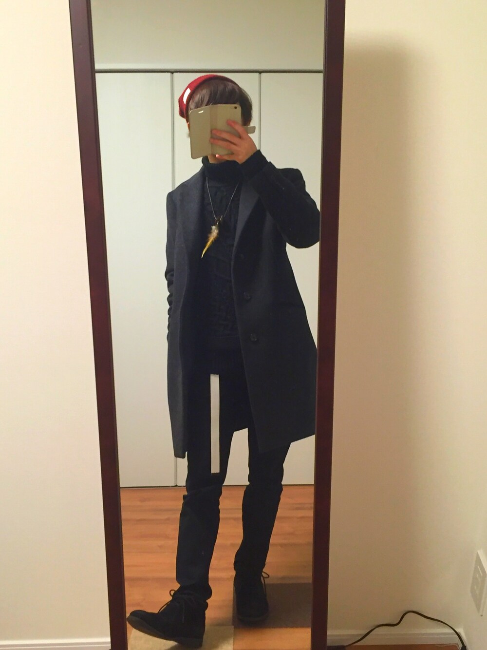 ブラック系のニット/セーター、ブラック系のチェスターコート、ブラック系のその他パンツを着用したメンズの春コーディネートの1枚目の写真