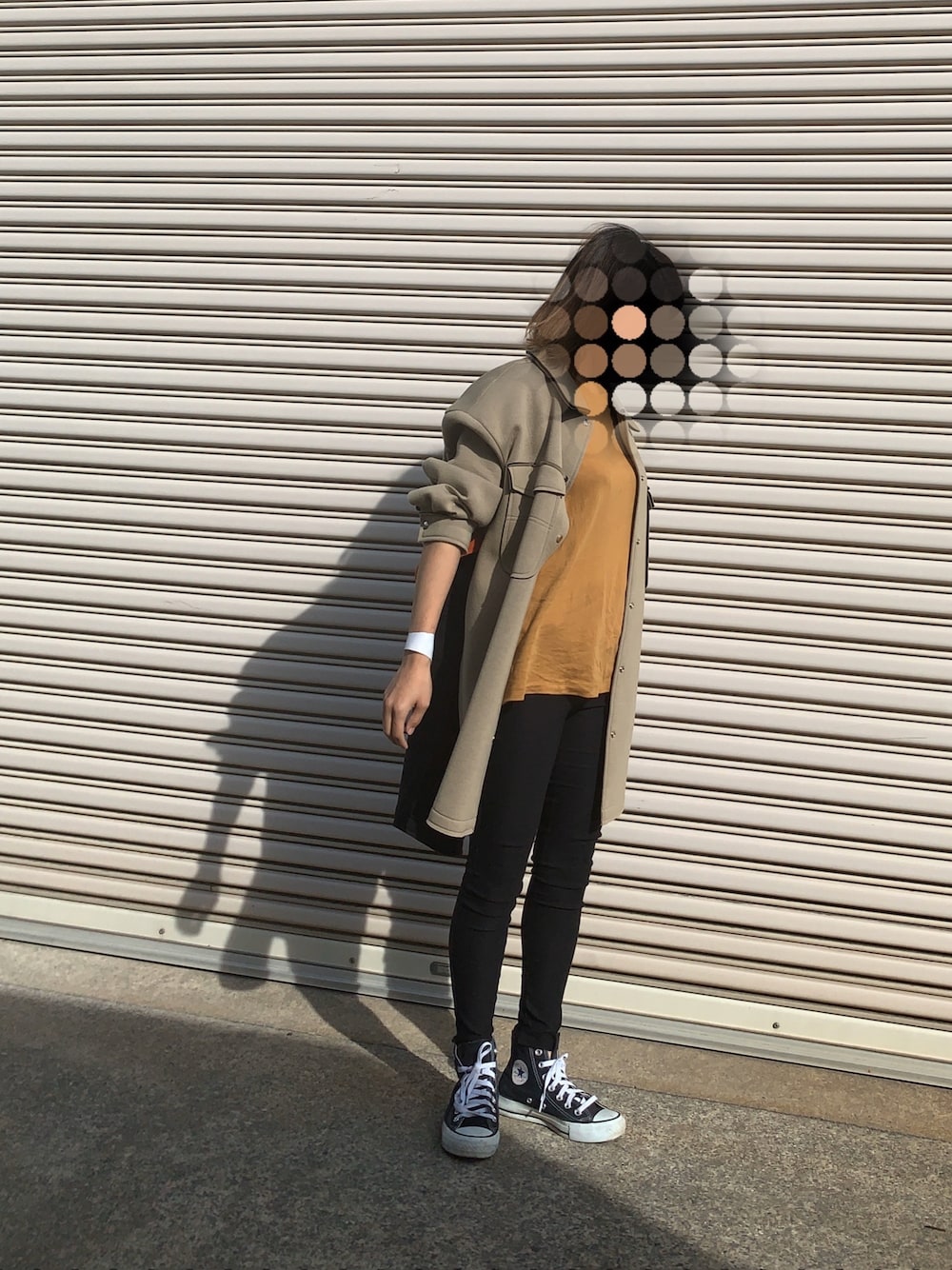 ブラウン系のTシャツ/カットソー、ベージュ系のその他アウター、ブラック系のパンツを着用したレディースの秋コーディネートの1枚目の写真