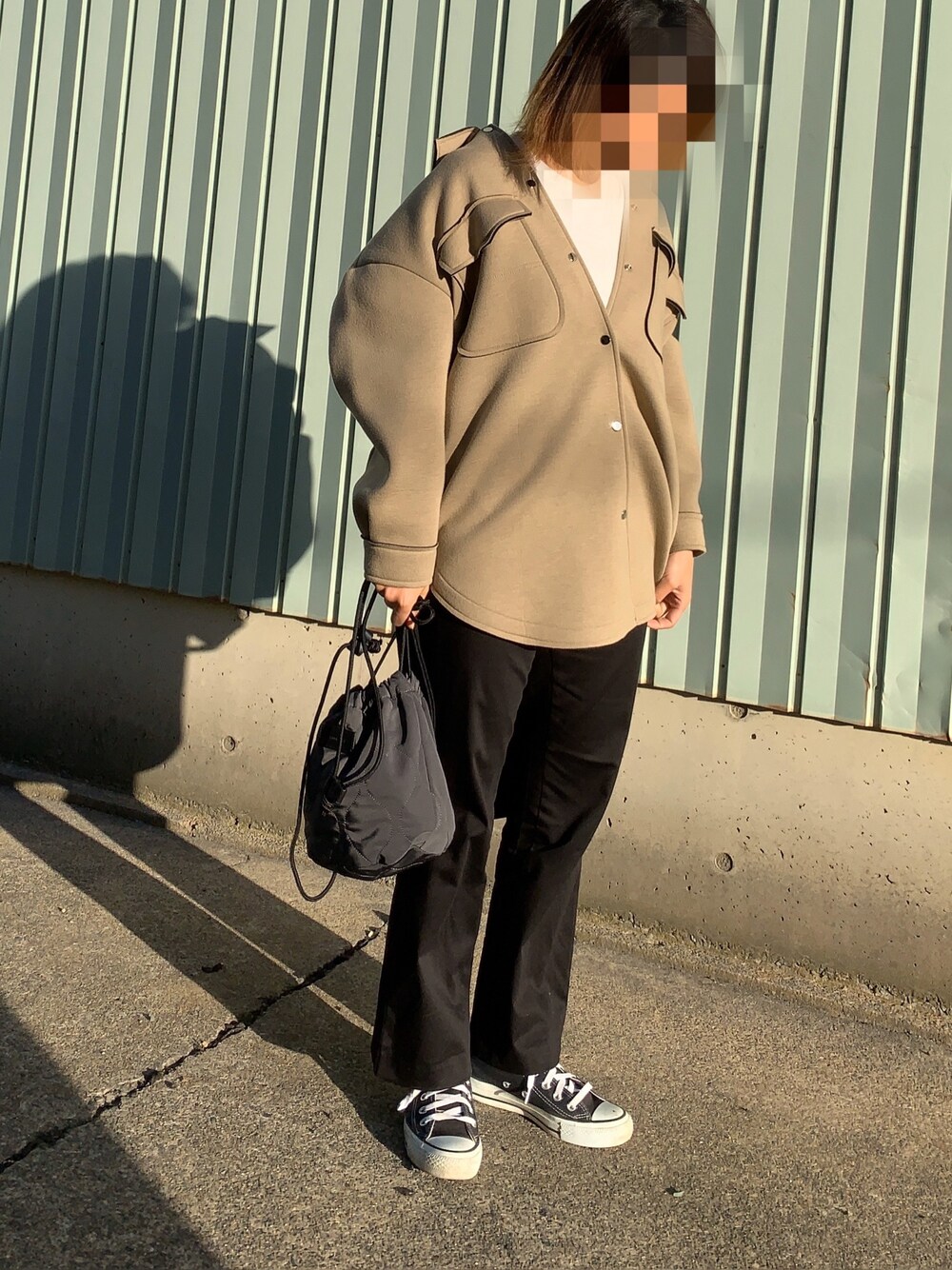 ホワイト系のTシャツ/カットソー、ベージュ系のその他アウター、ブラック系のその他パンツを着用したレディースの秋コーディネートの1枚目の写真