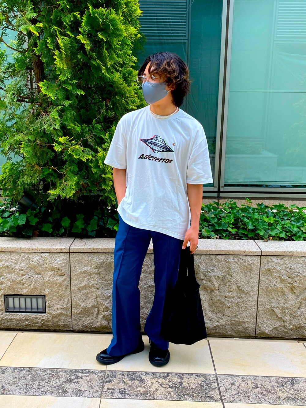「休日スタイル、フレアパンツ、めがね、サングラス、トートバッグ、ウルトラスエード、ADER error、FEKETE、UNDER COVER、YohKi」｜「FEKETEのFEKETE CLEAR GLASSES（メガネ、その他）」を使った、とーあさん（メンズ・170cm）の夏コーディネートの1枚目の写真