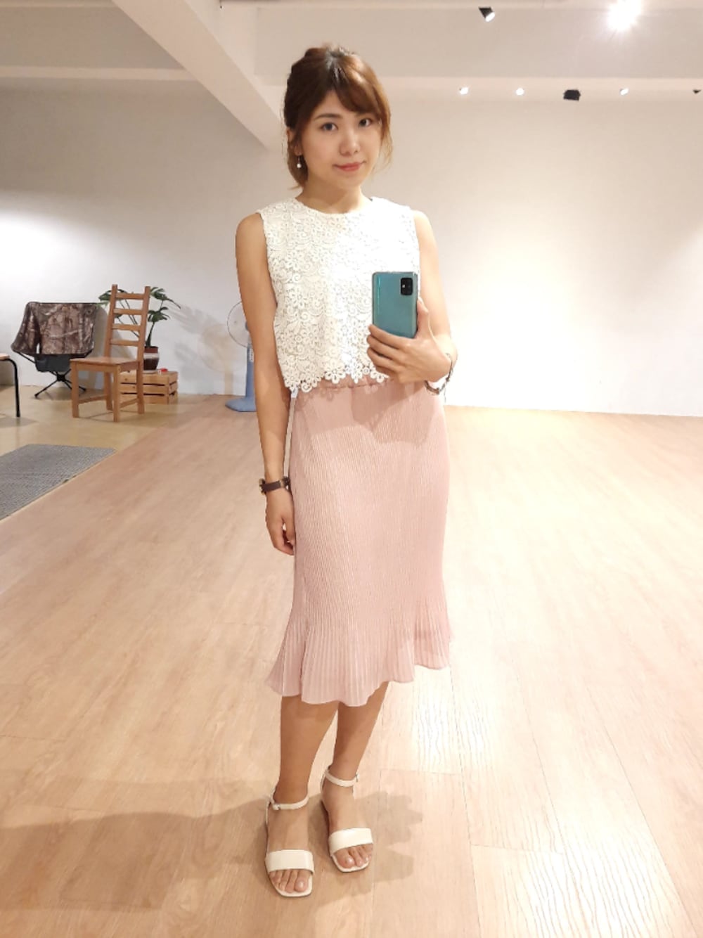 「CONVERSEのアイテム（スニーカー、ベージュ系）」を使った、Iris_zhengg👄さん（レディース・160cm）の冬コーディネートの1枚目の写真