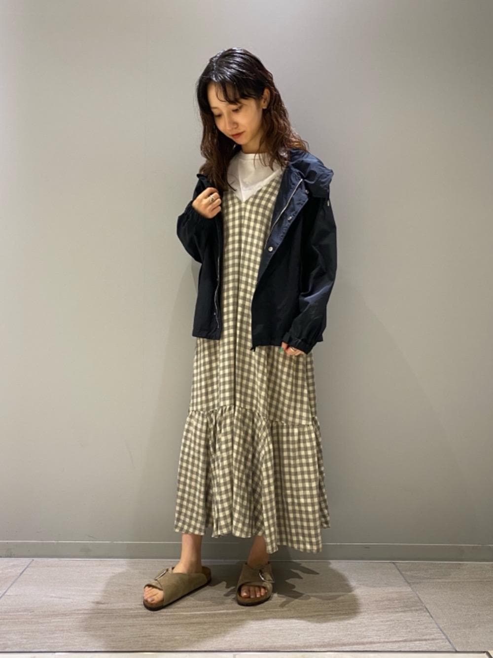 「ワンピース、トレンド、Tシャツ/カットソー、SPRING OUTER STYLE」｜「BEAUTY&YOUTH UNITED ARROWSのBY タフタマウンテンパーカー（マウンテンパーカー、ブルー系）」を使った、植松美央さん（レディース・159cm）の春コーディネートの1枚目の写真
