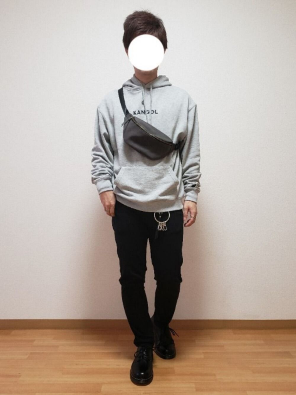 ブラック系のデニムパンツ、グレー系のパーカー、ブラック系のドレスシューズを着用したメンズの秋コーディネートの1枚目の写真