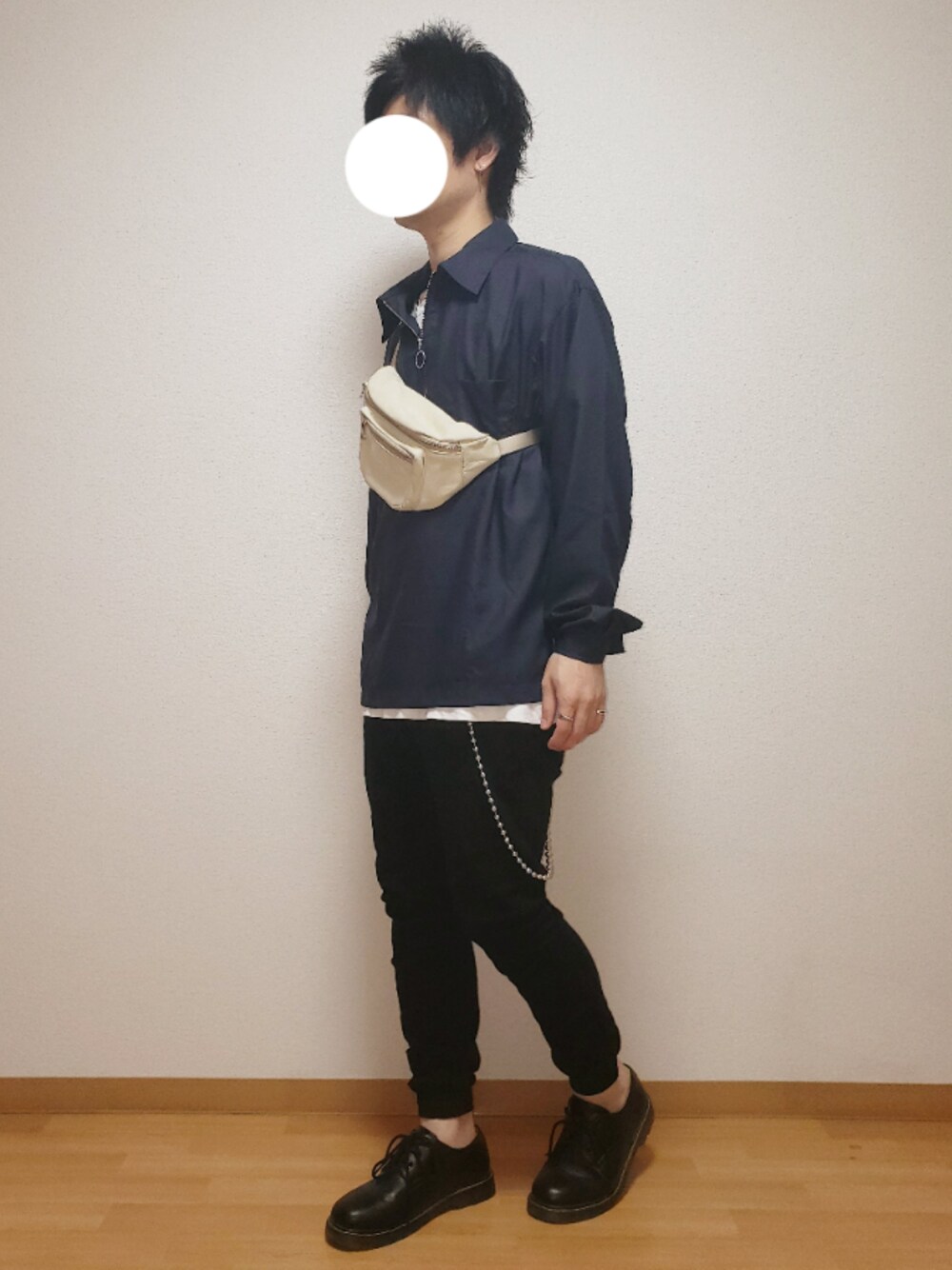 ブルー系のシャツ/ブラウス、ブラック系のボディバッグ/ウエストポーチ、ブラック系のその他パンツを着用したメンズの夏コーディネートの1枚目の写真