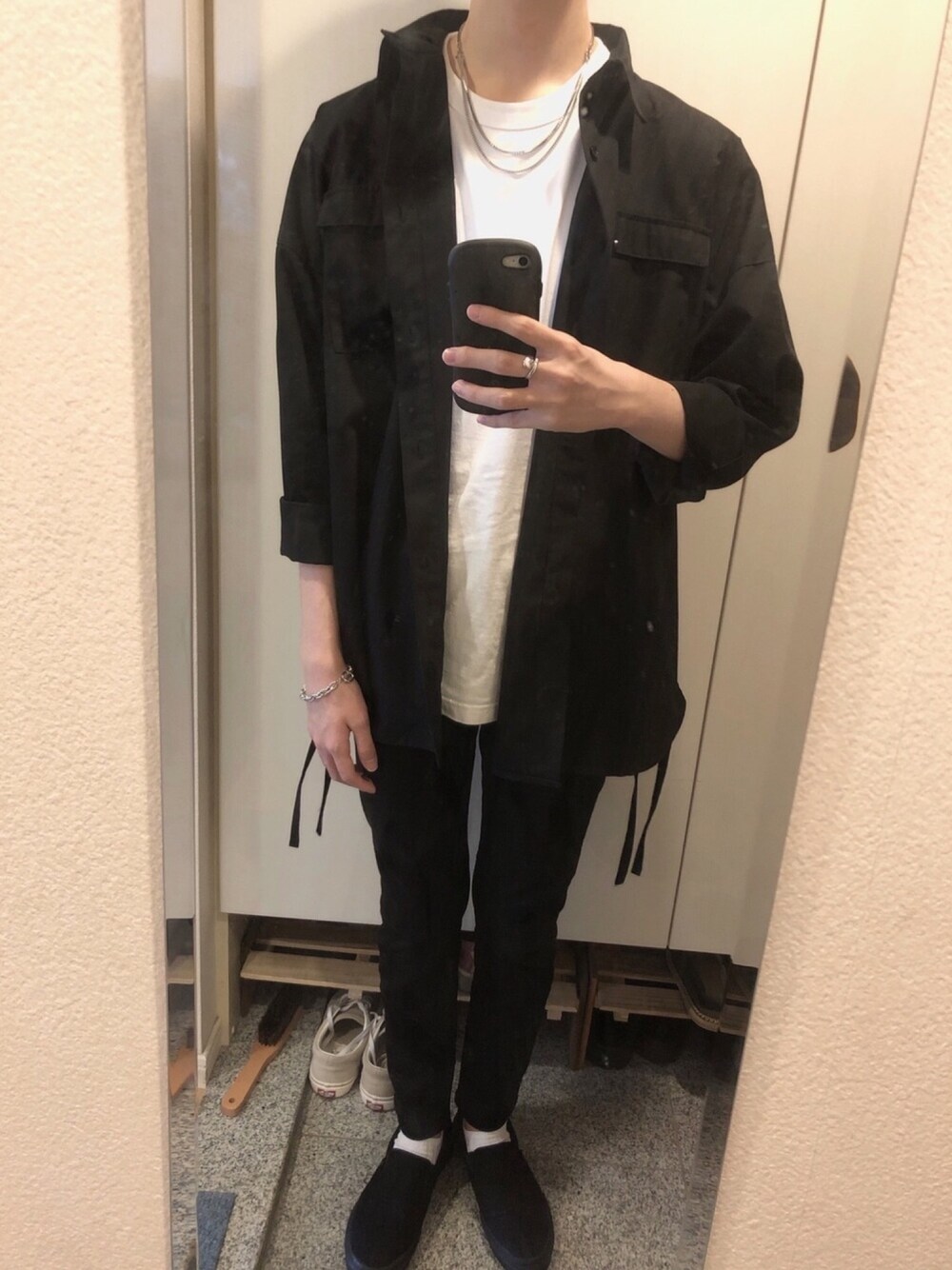 「おしゃれさんと繋がりたい、モノトーン、モノトーンコーデ、KUUUPY、UNIQLO U、UNIQLO、VANS、act'm、ALWAYS GOOD TIME」｜「KUUUPYのKUUUPY - 4wayサージカルステンレスネックレス（ネックレス、シルバー系）」を使った、琥太朗さん（メンズ・178cm）の春コーディネートの1枚目の写真