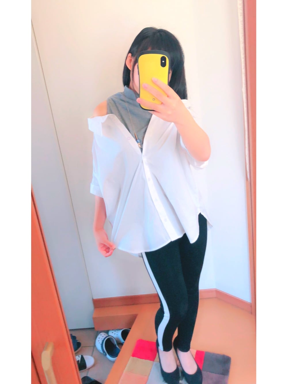 「低身長、パンツスタイル、ヒール、シャツスタイル、肩出し、ニットベスト、高校生、休日スタイル」｜「Availのアイテム（シャツ/ブラウス、ホワイト系）」を使った、ナツさん（レディース・149cm）の夏コーディネートの1枚目の写真