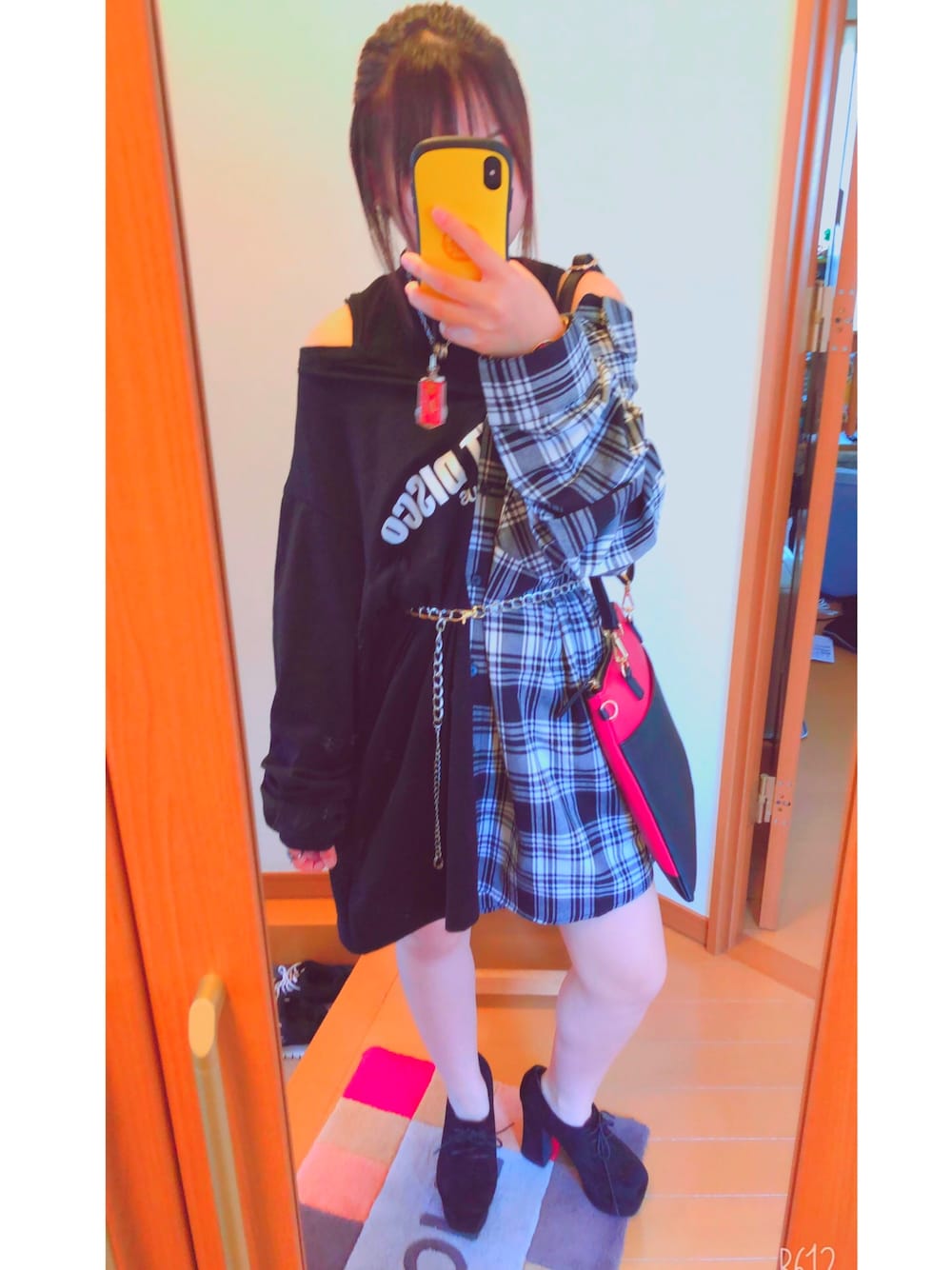 「ワンピース、ツートンカラー、厚底、低身長、肩出し、チェーンベルト、オトナ女子」｜「one spoのアイテム（ワンピース/ドレス、ブラック系）」を使った、ナツさん（レディース・149cm）の春コーディネートの1枚目の写真