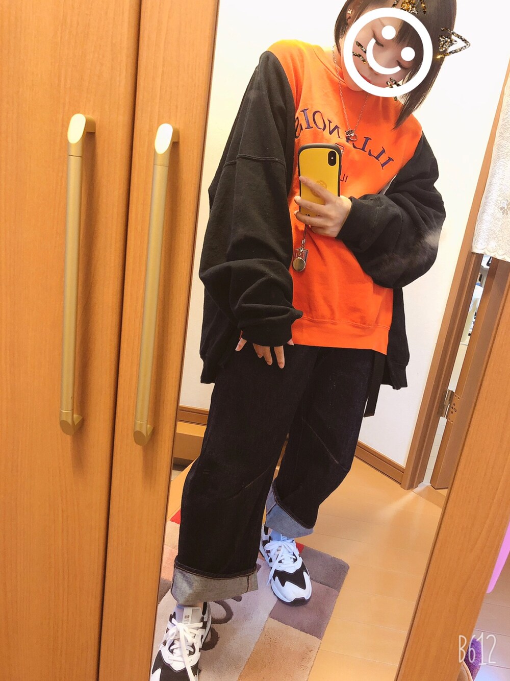 「秋服、ゆるコーデ、オーバーサイズ、スニーカー、デニム、低身長、スニーカーコーデ、デニムパンツ」｜「古着屋のアイテム（トップス、オレンジ系）」を使った、ナツさん（レディース・149cm）の秋コーディネートの1枚目の写真