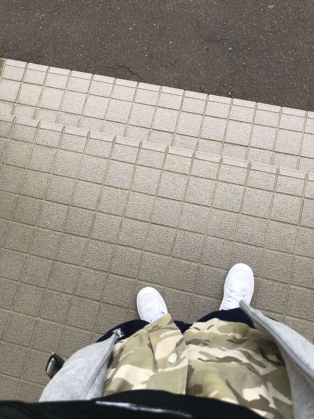 「おしゃれさんと繋がりたい、スニーカーコーデ」｜「NIKEのアイテム（スニーカー、ホワイト系）」を使った、たむちゅーさん（レディース・157cm）の春コーディネートの1枚目の写真