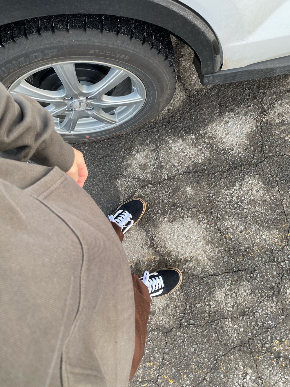 「ootd、今日のコーデ、休日スタイル、ユナイテッドアローズ(UNITED ARROWS)、ザノースフェイス、VANS、WEGO、愛車の前で、TOYOTA、raize」｜「VANSのVANS ヴァンズ OLD SKOOL DX オールドスクール DX V36CL+ BLACK/WHITE/GUM（スニーカー、ブラック系）」を使った、たむちゅーさん（レディース・155cm）の冬コーディネートの1枚目の写真