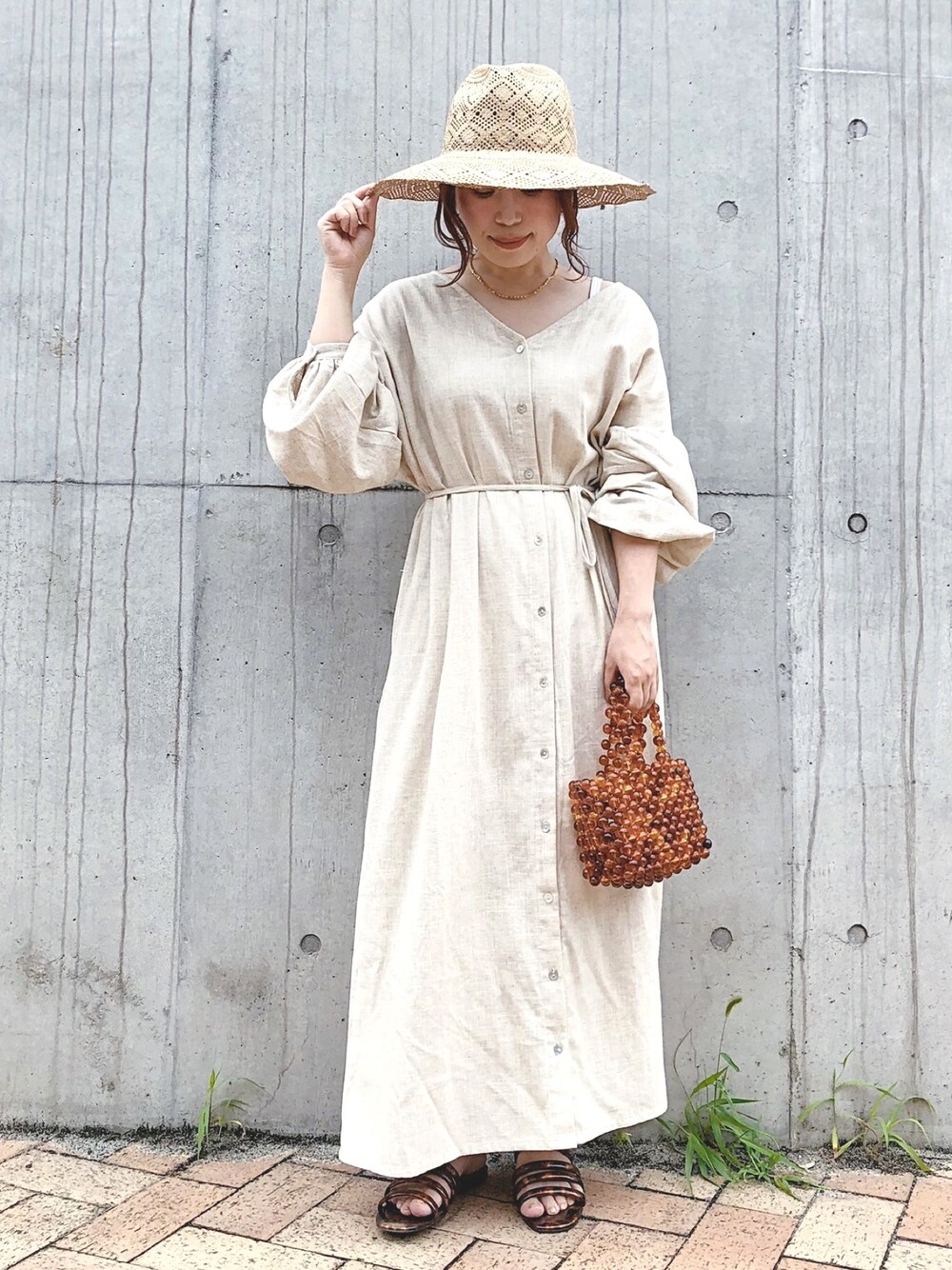 「麦わら帽子、オトナカジュアル、リラックススタイル、ラクチンコーデ、シンプルコーデ、ママコーデ、低身長、ビーズバッグ、ワンピース、ワントーンコーデ」｜「willfullyのアイテム（ワンピース、ホワイト系）」を使った、enappiさん（レディース・148cm）の夏コーディネートの1枚目の写真