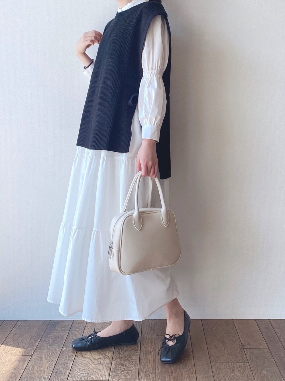 「春、ベスト、ベスト×シャツ、シャツワンピ、ティアードワンピース、白ワンピース、黒ベスト、キレイめ、春服、モノトーン」｜「BLUEEASTのサイドリボンオープンニットベスト（ベスト、ブラック系）」を使った、BLUEEASTさん（レディース・160cm）の春コーディネートの1枚目の写真