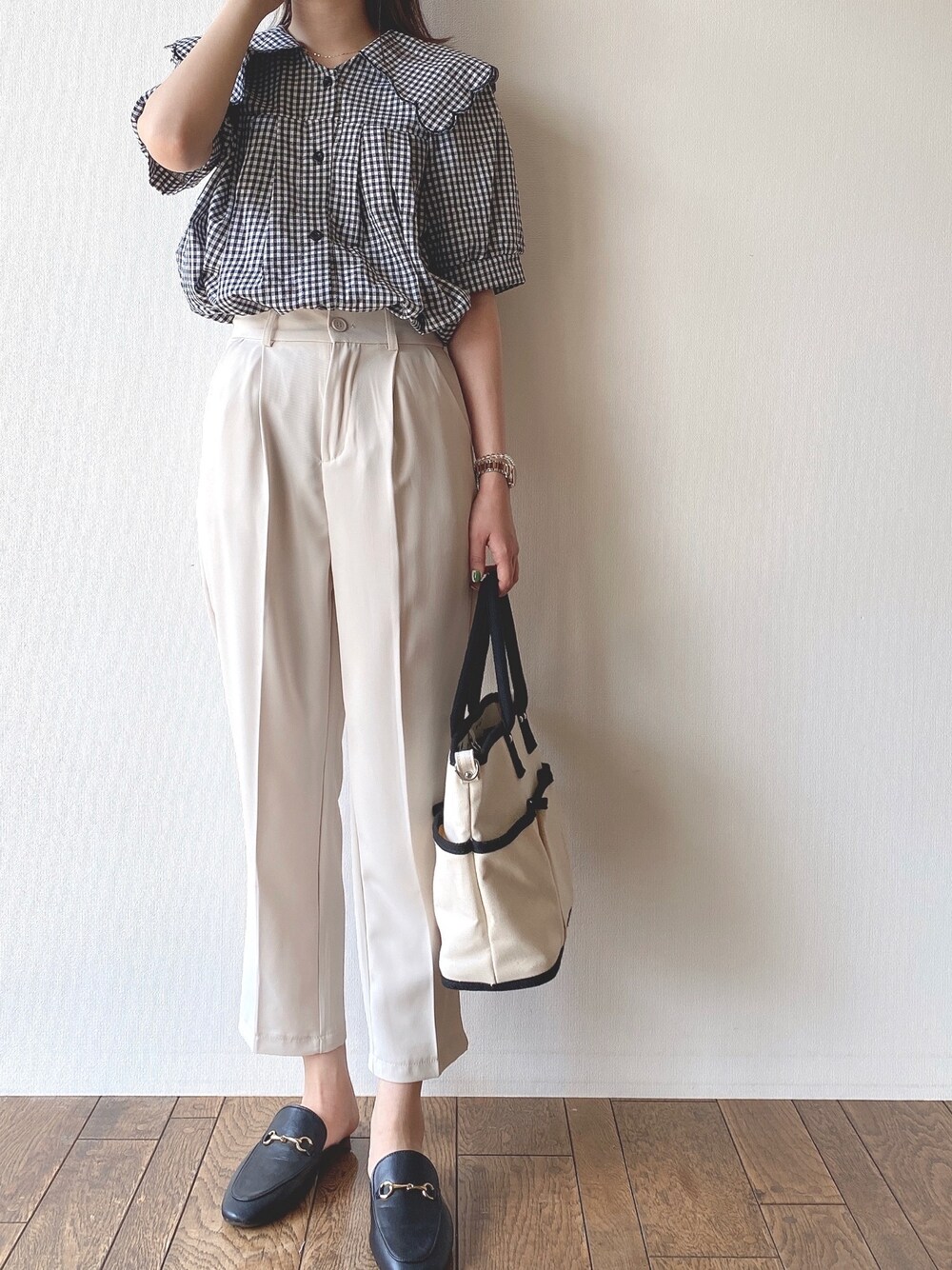 その他のシャツ/ブラウス、ベージュ系のスラックス、ホワイト系のトートバッグを着用したレディースの夏コーディネートの1枚目の写真