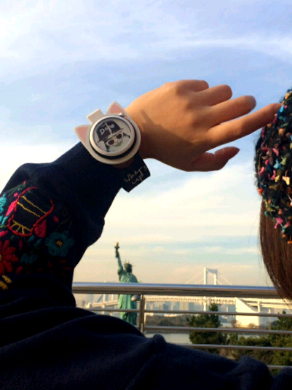 「swatch、チチカカ、お台場、今日全然寒くない」｜「SWATCHのアイテム（アナログ腕時計、ブラック系）」を使った、おこめ つぶこさん（レディース・165cm）の冬コーディネートの1枚目の写真