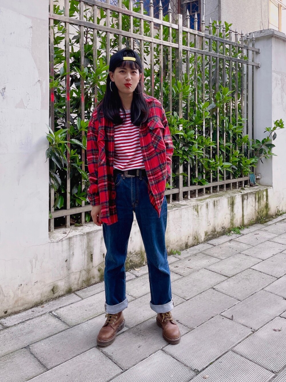 「BEAMS BOYのアイテム（Tシャツ/カットソー、レッド系）」を使った、初九さん（レディース・155cm）の春コーディネートの1枚目の写真