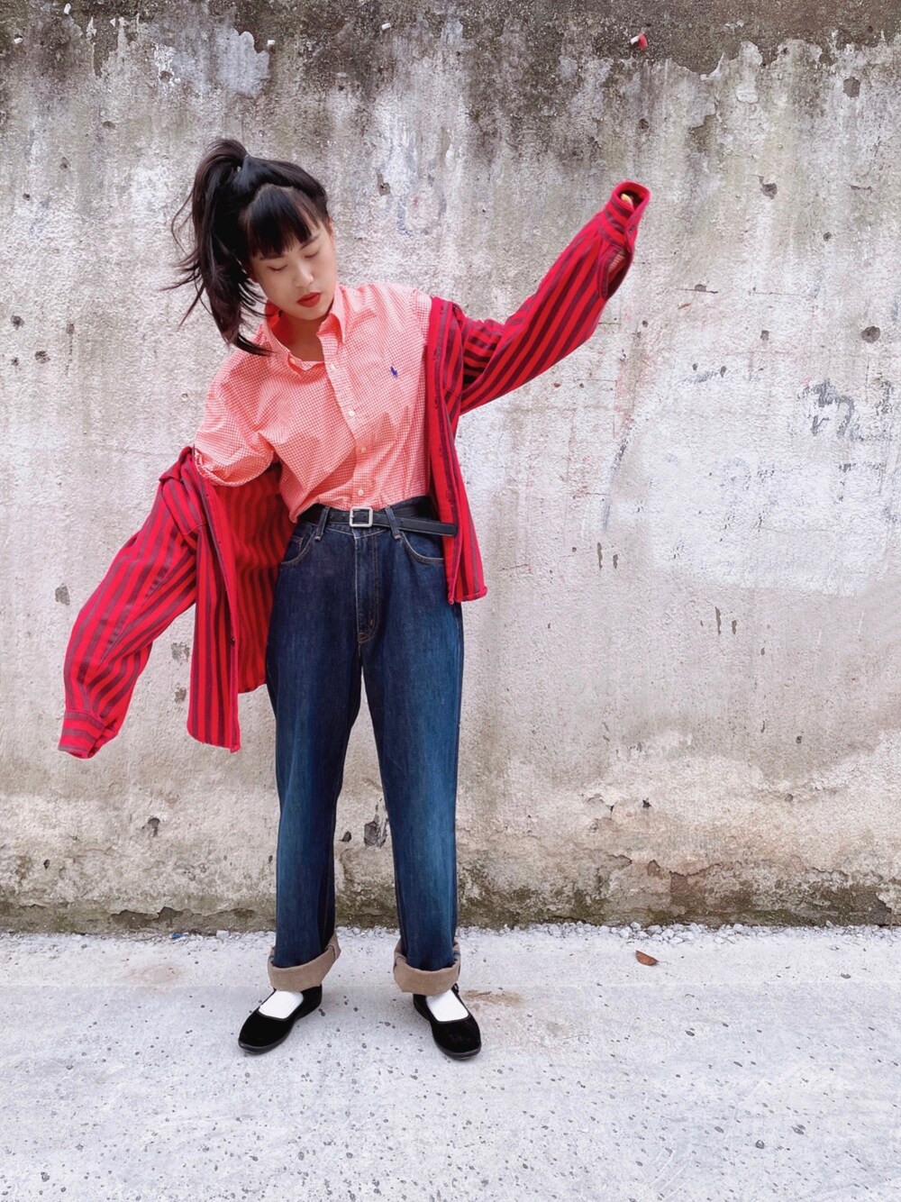 「Wranglerのアイテム（デニムパンツ、ブルー系）」を使った、初九さん（レディース・155cm）の春コーディネートの1枚目の写真