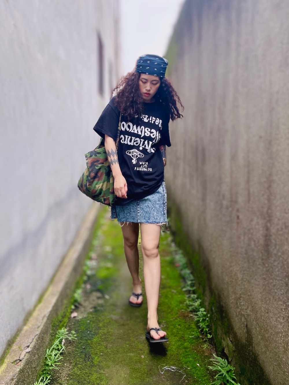 「VINTAGEのアイテム（デニムスカート、ブルー系）」を使った、初九さん（レディース・155cm）の春コーディネートの1枚目の写真