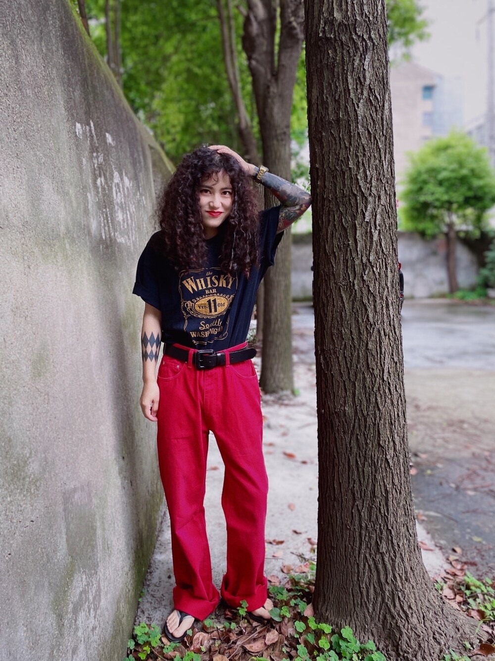 「VINTAGEのアイテム（Tシャツ/カットソー、ブラック系）」を使った、初九さん（レディース・155cm）の春コーディネートの1枚目の写真