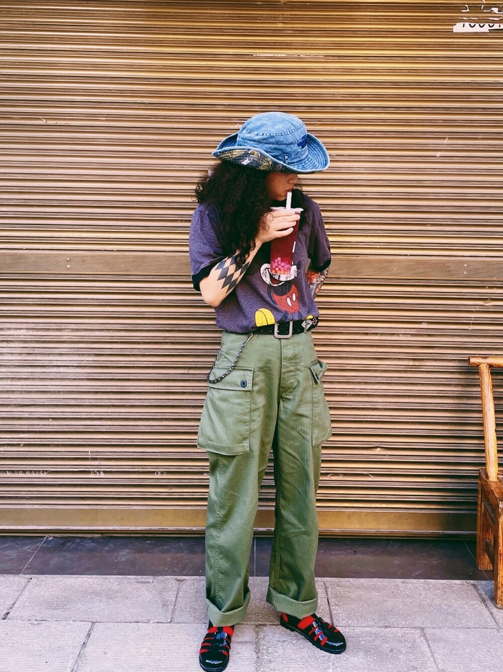 「VINTAGEのアイテム（Tシャツ/カットソー、グレー系）」を使った、初九さん（レディース・155cm）の春コーディネートの1枚目の写真
