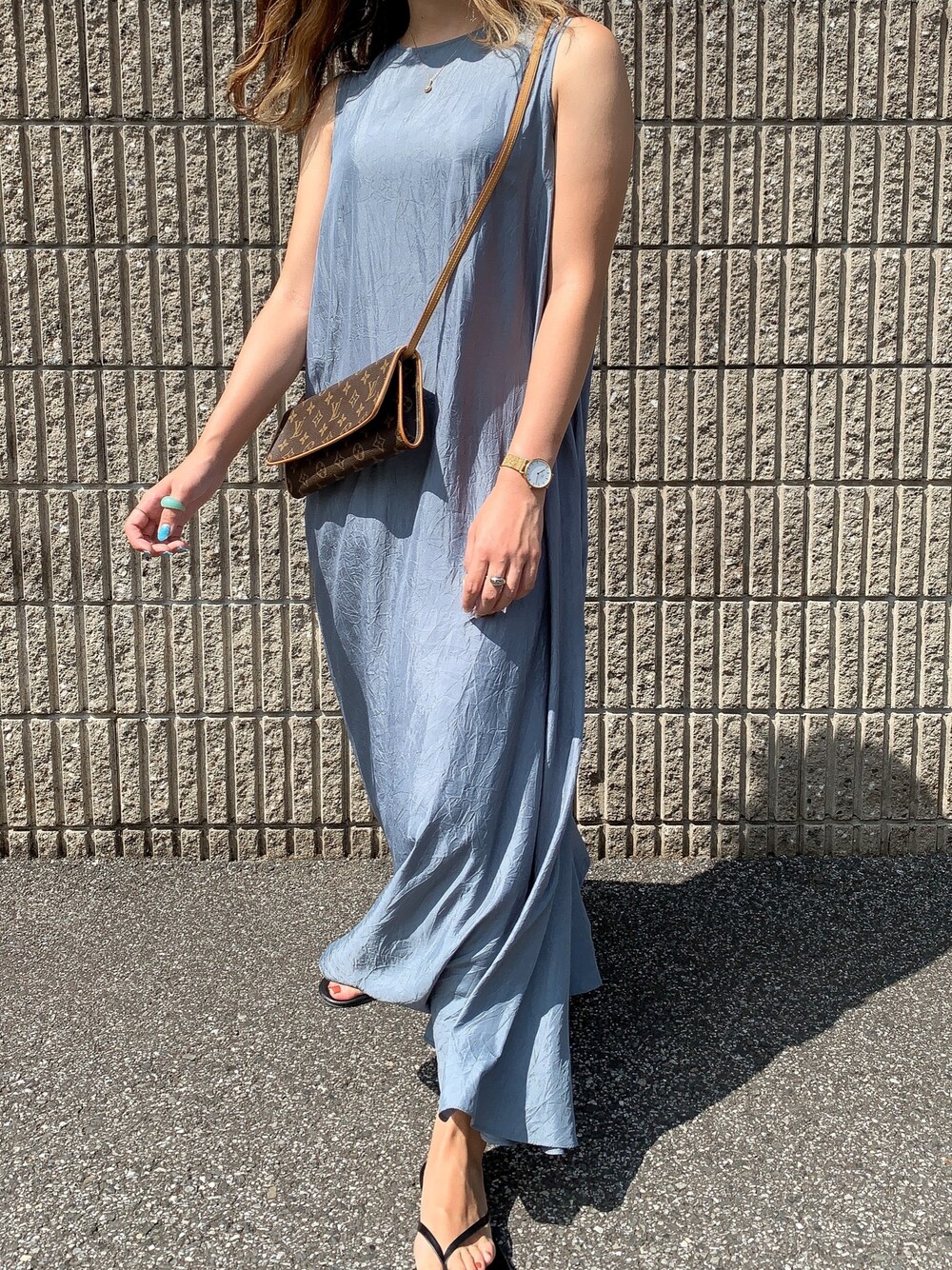 「シンプルコーデ、きれいめカジュアル、おしゃれさんと繋がりたい、ロングワンピース、ワンピース、ビーチサンダル、水色、ootd、今日のコーデ、ノースリーブワンピース」｜「en recreのアイテム（ワンピース、ブルー系）」を使った、minamiさん（レディース・158cm）の秋コーディネートの1枚目の写真