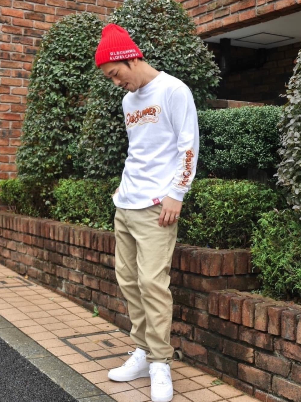 「ロンT、チノパン、アメカジ、カジュアル、alohacasual、oldsummer、オールドサマー」｜「OldSUmmerのアイテム（ニットキャップ/ビーニー、レッド系）」を使った、OldSUmmerさん（メンズ・177cm）の秋コーディネートの1枚目の写真