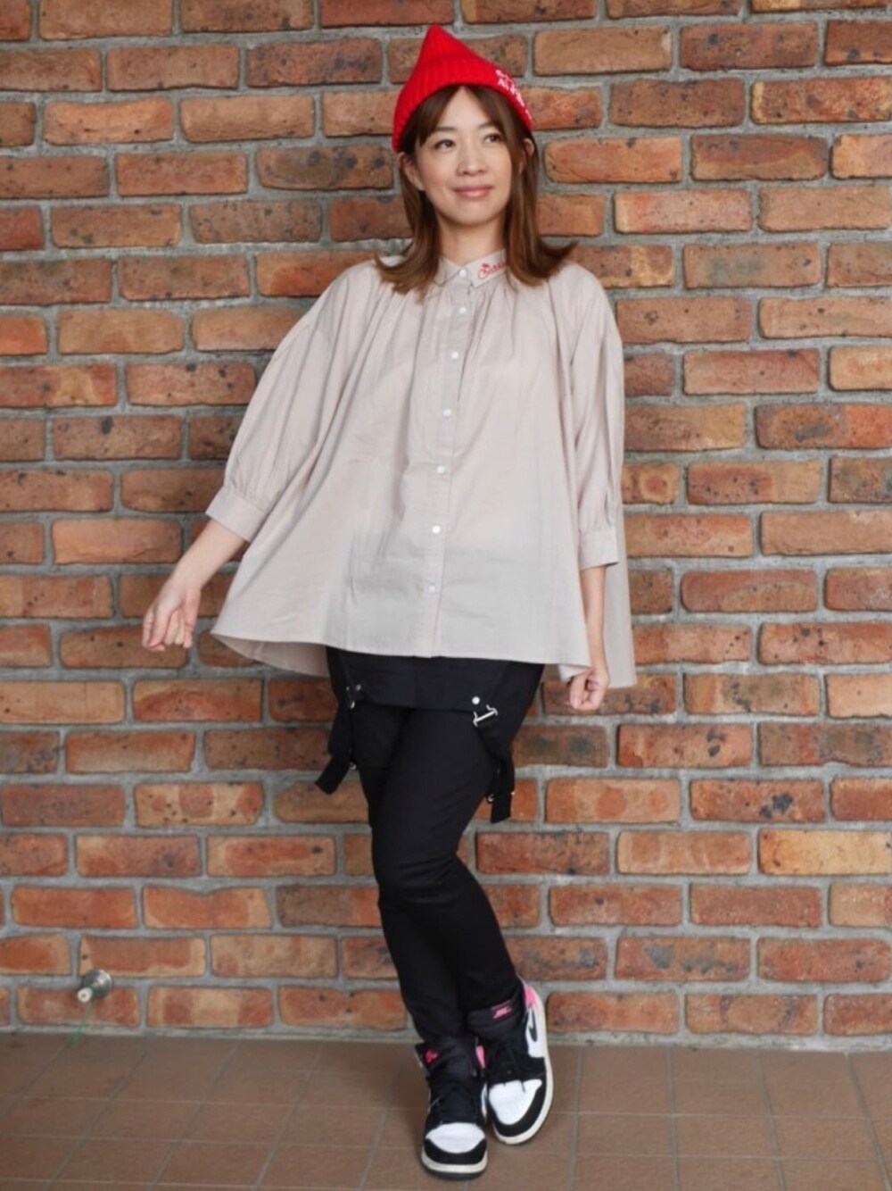 「カジュアル、ブラウス、スニーカー、ニット帽、oldsummer、オールドサマー、alohacasual、メリハリ」｜「OldSUmmerのアイテム（ニットキャップ/ビーニー、レッド系）」を使った、OldSUmmerさん（レディース・160cm）の秋コーディネートの1枚目の写真