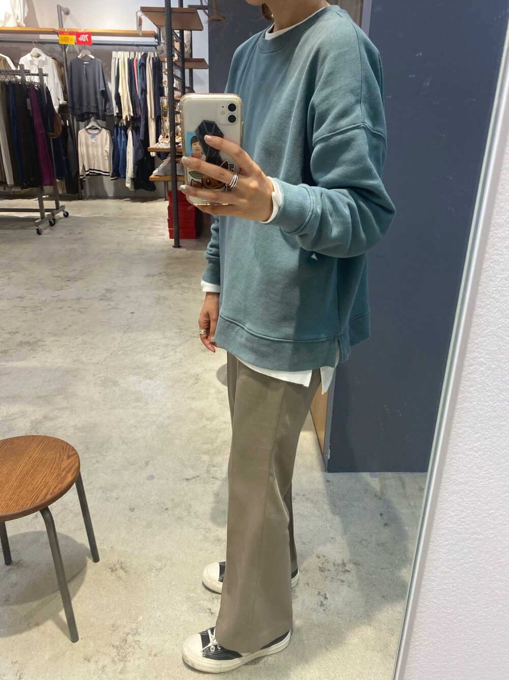 ホワイト系のスウェット、ブラウン系のその他パンツを着用したレディースの秋コーディネートの1枚目の写真