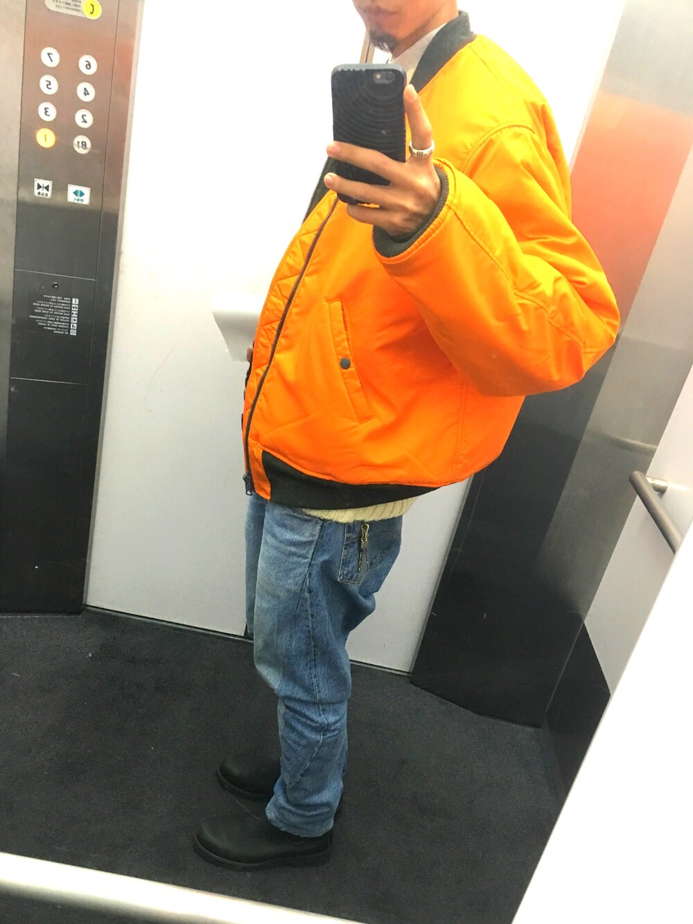 「ラフ、street、MA-1、UNUSED、Buzz Rickson、BEAMS、Rebuild by Needles、デニム、ブーツ、ビッグシルエット」｜「UNUSEDのアイテム（ミリタリージャケット、オレンジ系）」を使った、KEITAさん（メンズ・178cm）の冬コーディネートの1枚目の写真