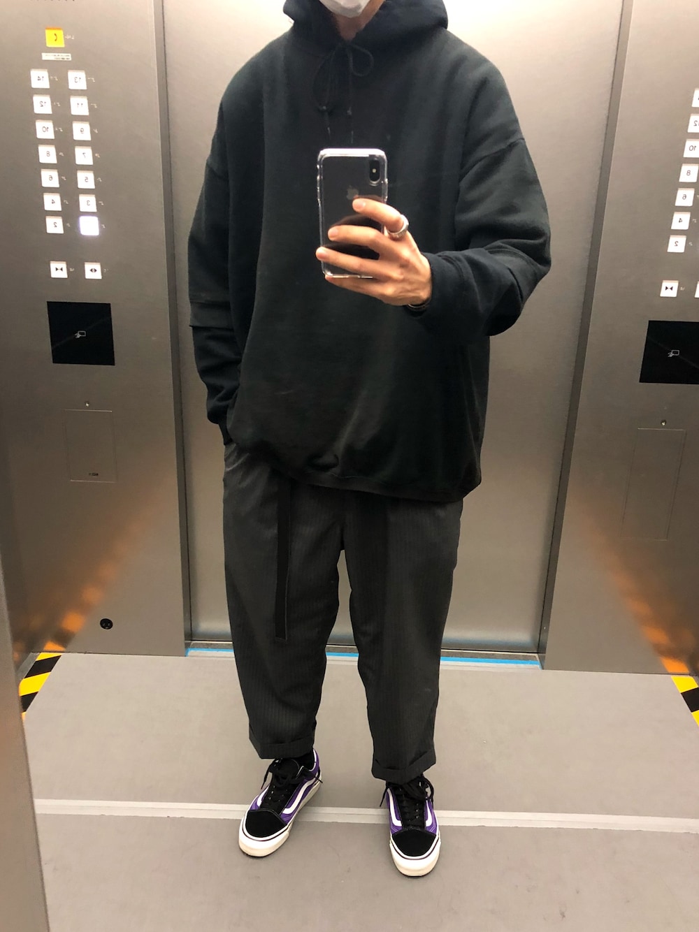 グレー系のパンツ、パープル系のスニーカーを着用したメンズの冬コーディネートの1枚目の写真