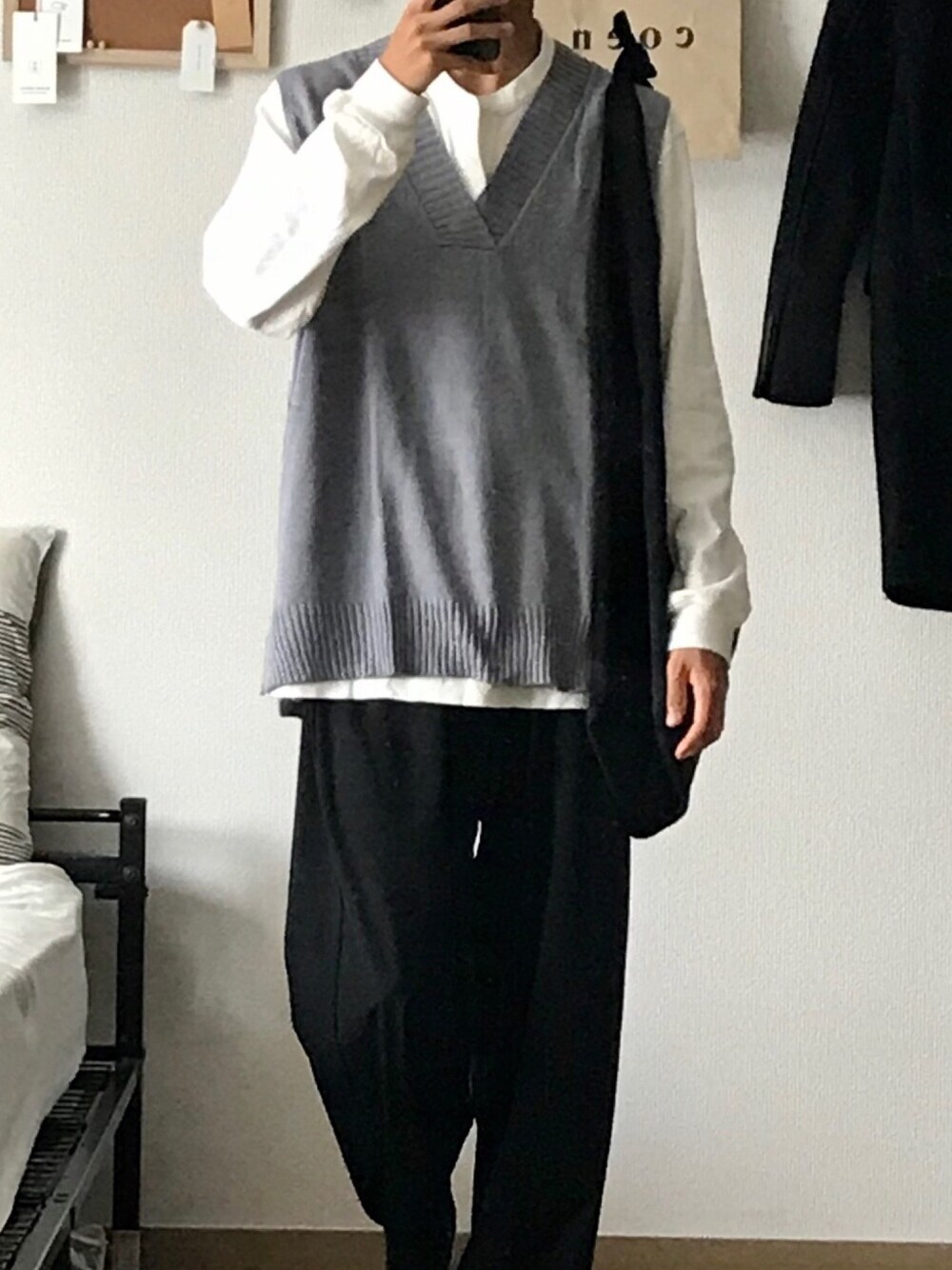 「シンプル、ベスト、ワイドパンツ、UNIQLO、remer、dulcamara、秋のマイ旬スタイル」｜「DEUKUのアイテム（ベスト、グレー系）」を使った、ずっきーさん（メンズ・177cm）の秋コーディネートの1枚目の写真