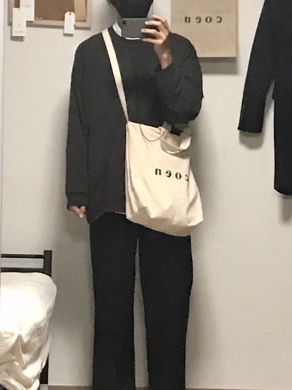 「秋冬コーデ、シンプルスタイル、ゆるコーデ、ワイドパンツ、スウェット、UNIQLO、GU、remer、coen」｜「coenの【WEB限定カラー：シルバー】coen2WAYロゴトートバッグ（トートバッグ、ホワイト系）」を使った、ずっきーさん（メンズ・177cm）の秋コーディネートの1枚目の写真