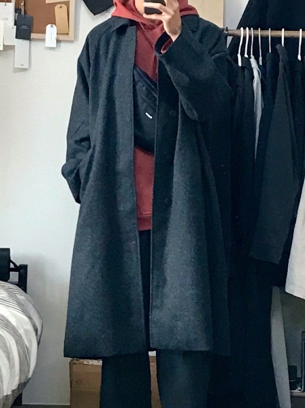 「秋冬コーデ、シンプル、ステンカラーコート、パーカー、ワイドパンツ、ボディバッグ、テラコッタ、remer、UNIQLO、flaner」｜「remerのloose long sleeve parker/ルーズロングスリーブパーカー（パーカー、ブラウン系）」を使った、ずっきーさん（メンズ・177cm）の秋コーディネートの1枚目の写真