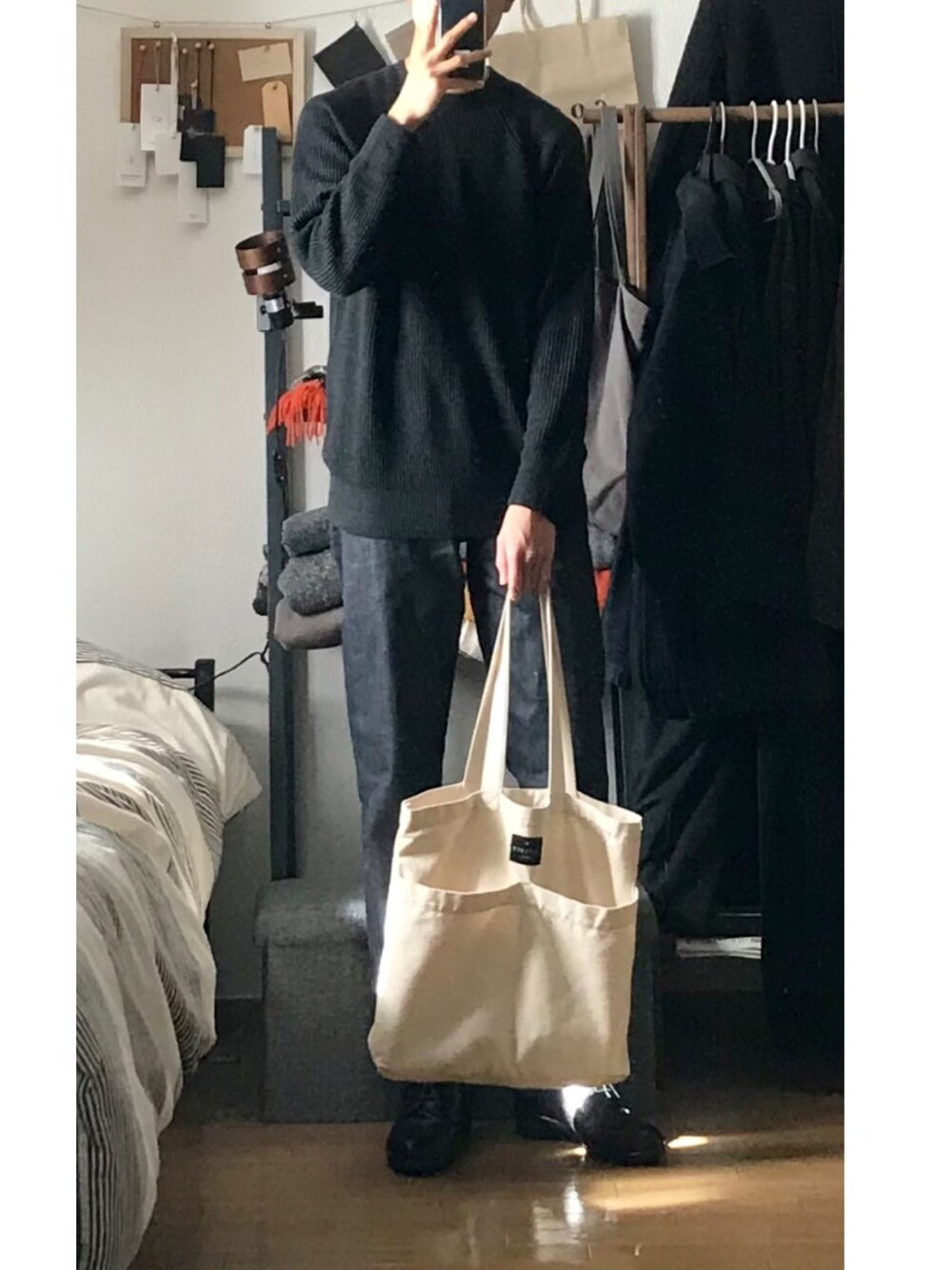 「ニット、ジーンズ、ヒールシューズ、トートバッグ、ユニクロ、HARE、出勤コーデ」｜「UNIQLOのアイテム（ニット/セーター、ブラック系）」を使った、ずっきーさん（メンズ・177cm）の冬コーディネートの1枚目の写真