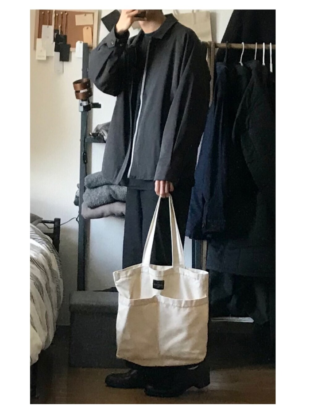 「シンプル、キレイめ、ブラックコーデ、remer、ユニクロ、HARE、ブルゾン、トートバッグ、ヒールシューズ」｜「remerのloose zip jacket / ルーズジップジャケット（カバーオール、グレー系）」を使った、ずっきーさん（メンズ・177cm）の冬コーディネートの1枚目の写真